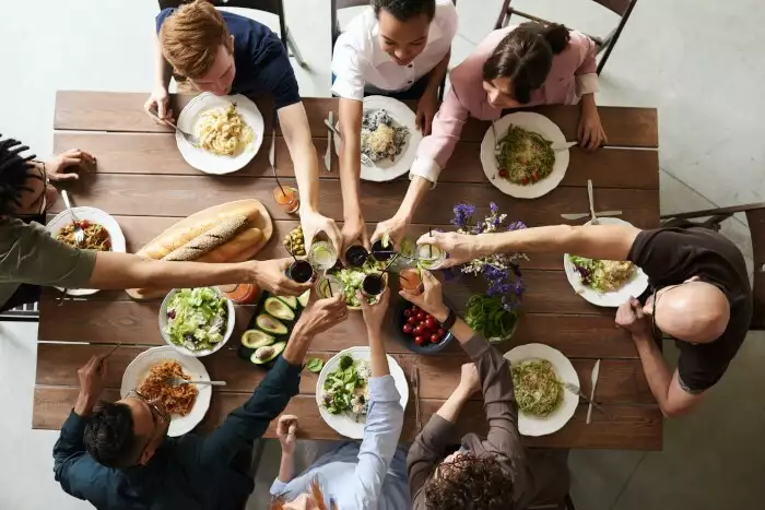 Ludzie jedzący razem obiad, mający wspólną relację